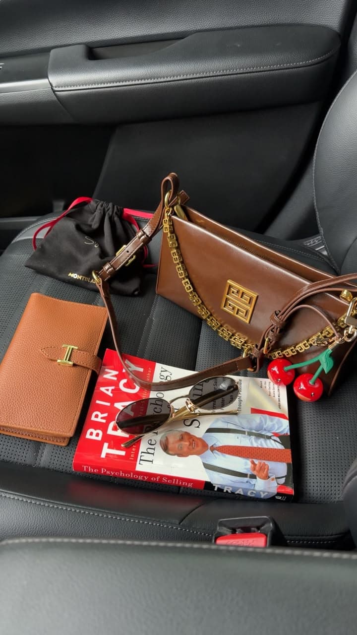 VERSATILE SHOULDER BAG